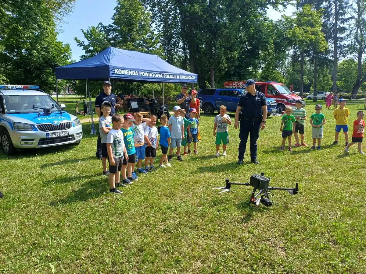 Policja bliżej dzieci. Edukacja i zabawa podczas pikniku w Lipinkach