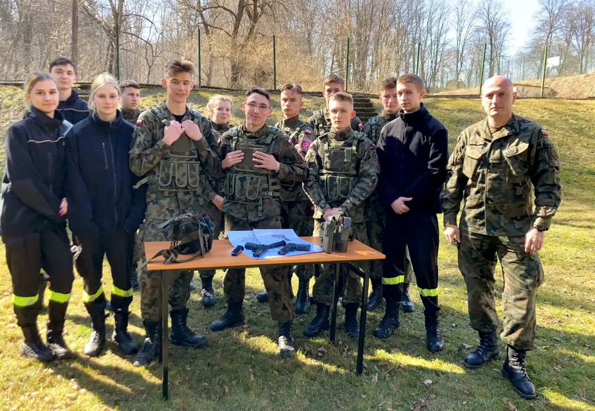 Uczniowie ZS w Marcinkowicach uczestniczyli w zajęciach szkoleniowych z żołnierzami 11 MBOT z Krakowa
