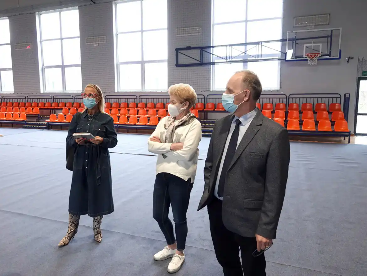W hali sportowej przy LO w Starym Sączu trwa przygotowywanie punktu szczepień