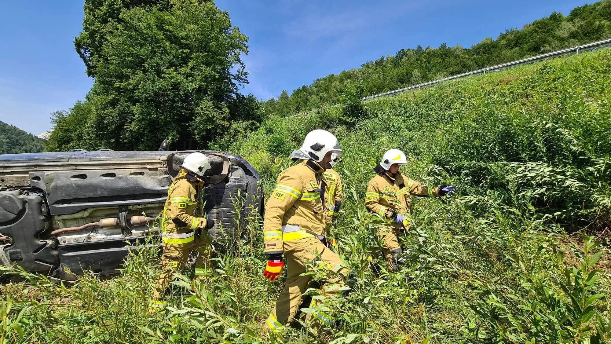 Mija pierwszy miesiąc wakacji. Strażacy prowadzili działania ratownicze na drogach oraz gasili pożary budynków