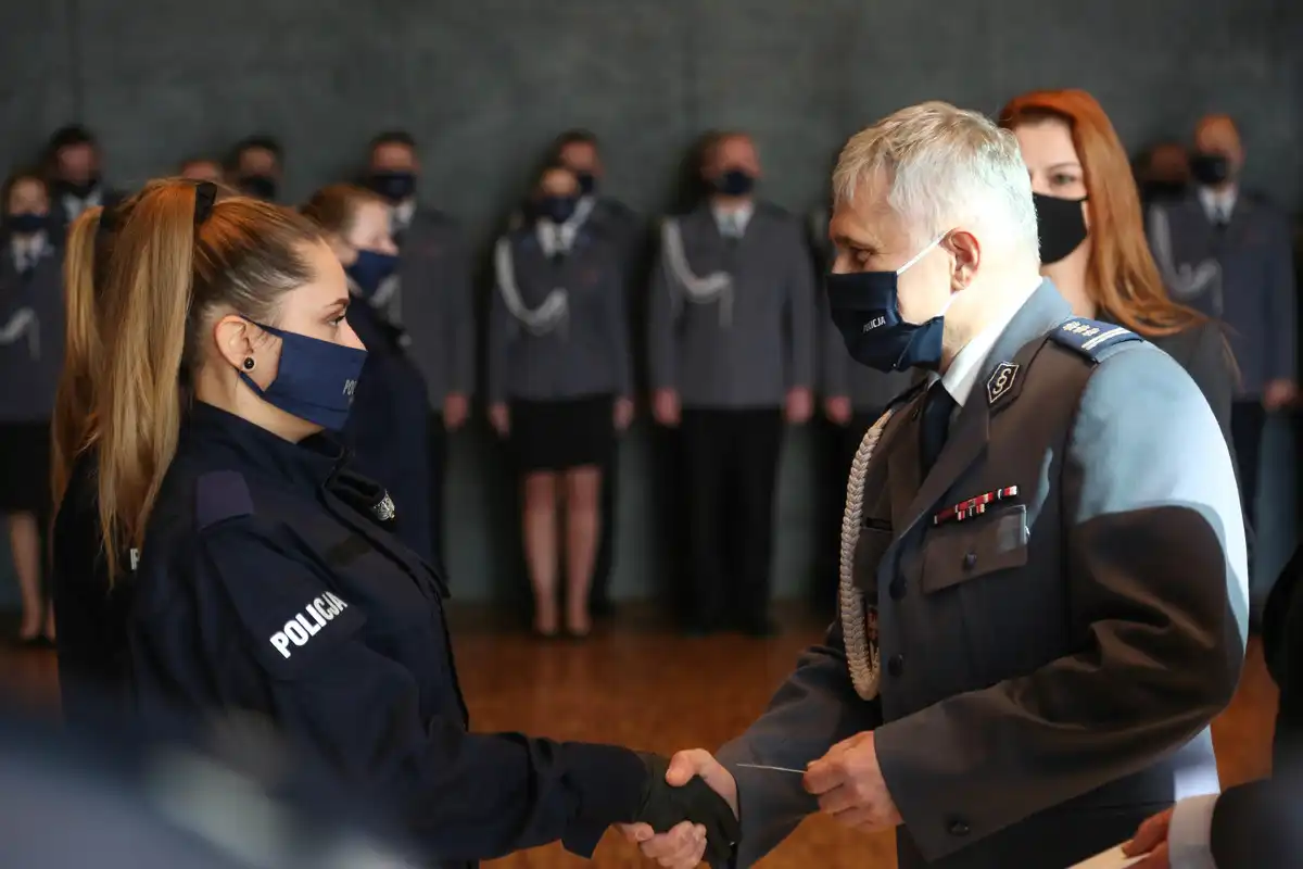 Szeregi małopolskiej Policji zasiliło 49 nowych funkcjonariuszy. Jeden z nich będzie pełnił służbę w Nowym Sączu