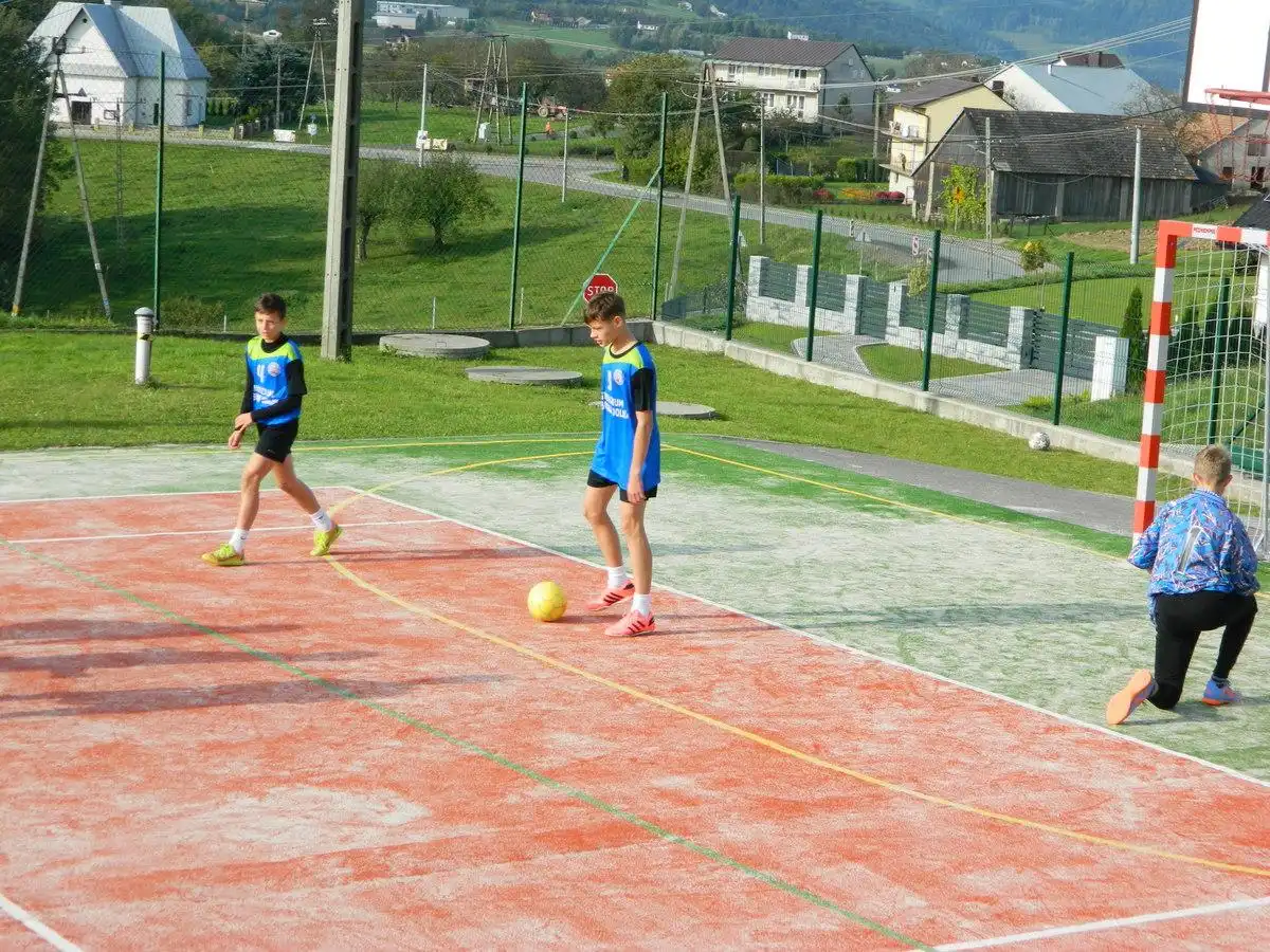 Boisko sportowe przy Szkole Podstawowej w Rąbkowej po modernizacji