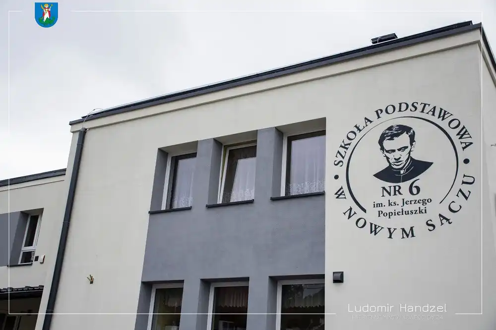 Uczniowie ze Szkoły Podstawowej nr 6 rozpoczynają naukę w wyremontowanym budynku