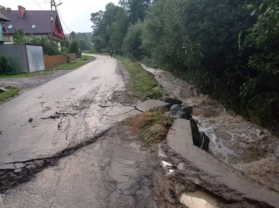 Intensywne opady deszczu zniszczyły drogi na terenie gminy Muszyna
