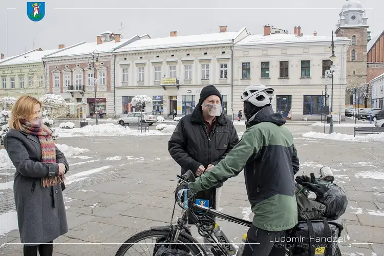 Paweł Małaszko okrąży całą Polskę na rowerze. Przy okazji wspiera WOŚP – dziś był w Nowym Sączu