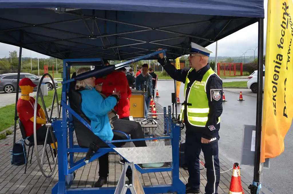 ROADPOL Safety Days z sądecką drogówką. Był symulator dachowania i alkogogle