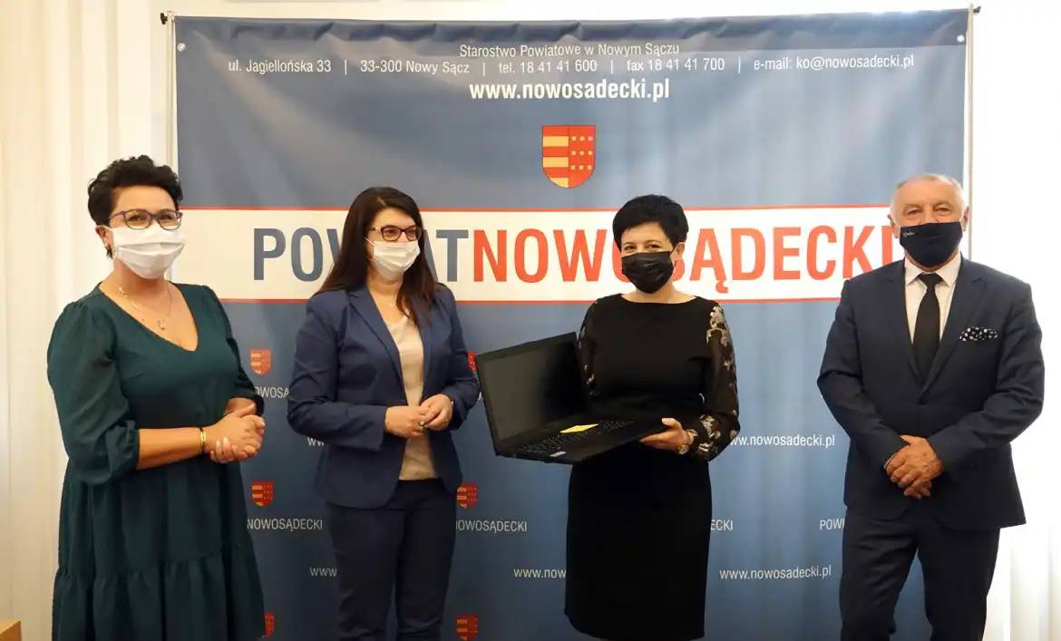 Komputery od starostwa trafiły do uczniów szkół powiatowych