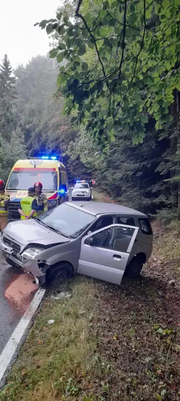 Wypadek w Bereście. Subaru w rowie, jedna osoba w szpitalu