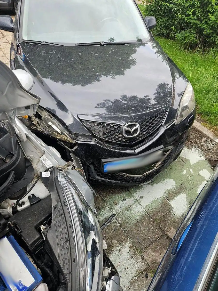 Osobowy Hyundai uderzył w zaparkowane pojazdy na osiedlowym parkingu