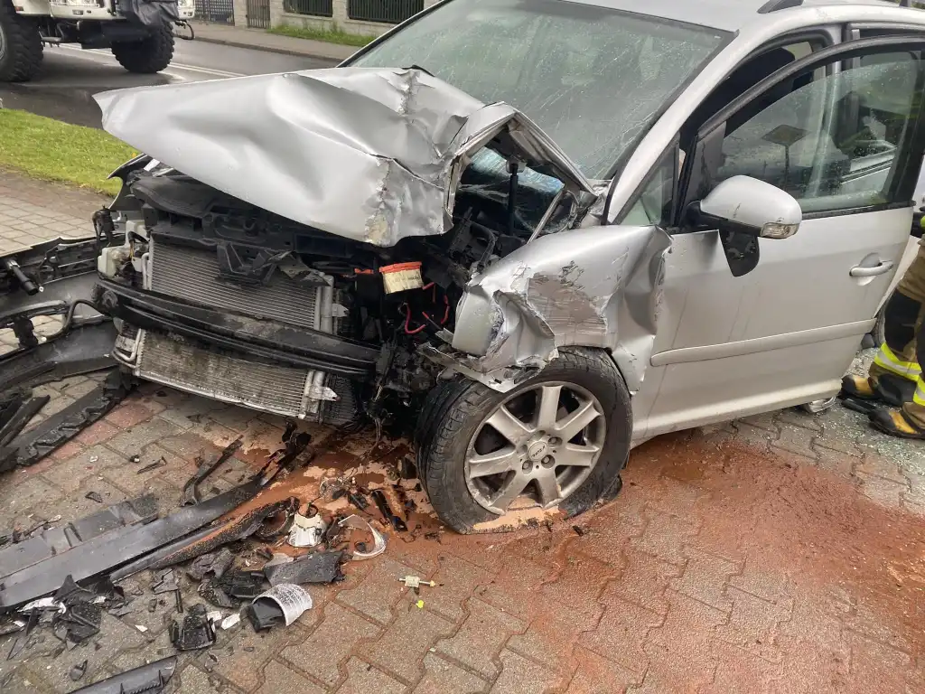 Wypadek w Łącku. Samochód osobowy zjechał z drogi i uderzył w ogrodzenie