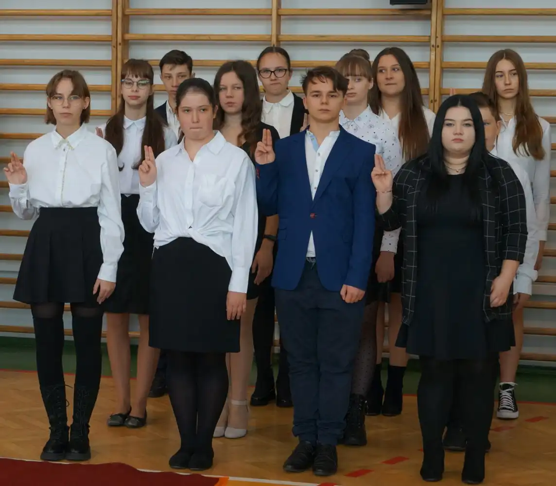 Ślubowanie pierwszoklasistów i otwarcie nowego boiska w nawojowskim ZSP