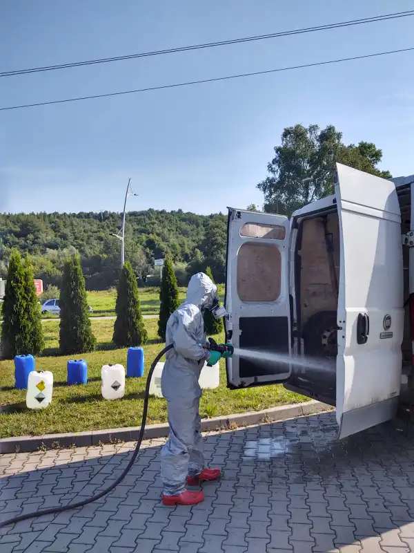 Nowy Sącz: Akcja chemiczna strażaków. Neutralizowali wyciekły kwas octowy