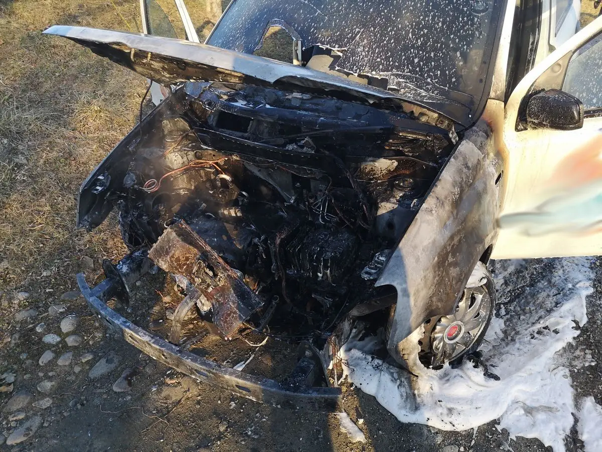 Brzezna: Na drodze dojazdowej do posesji płonął osobowy Fiat Panda