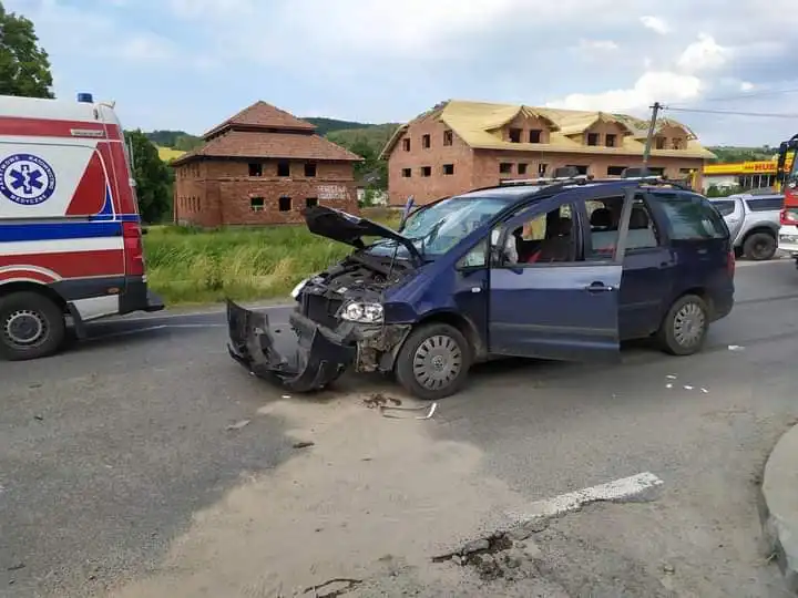 Uście Gorlickie: osobówka zderzyła się z ciągnikiem rolniczym