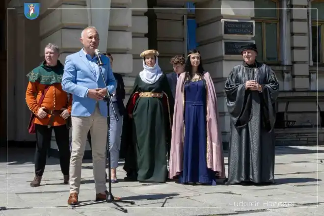 Ulicami Nowego Sącza przeszedł kolorowy orszak