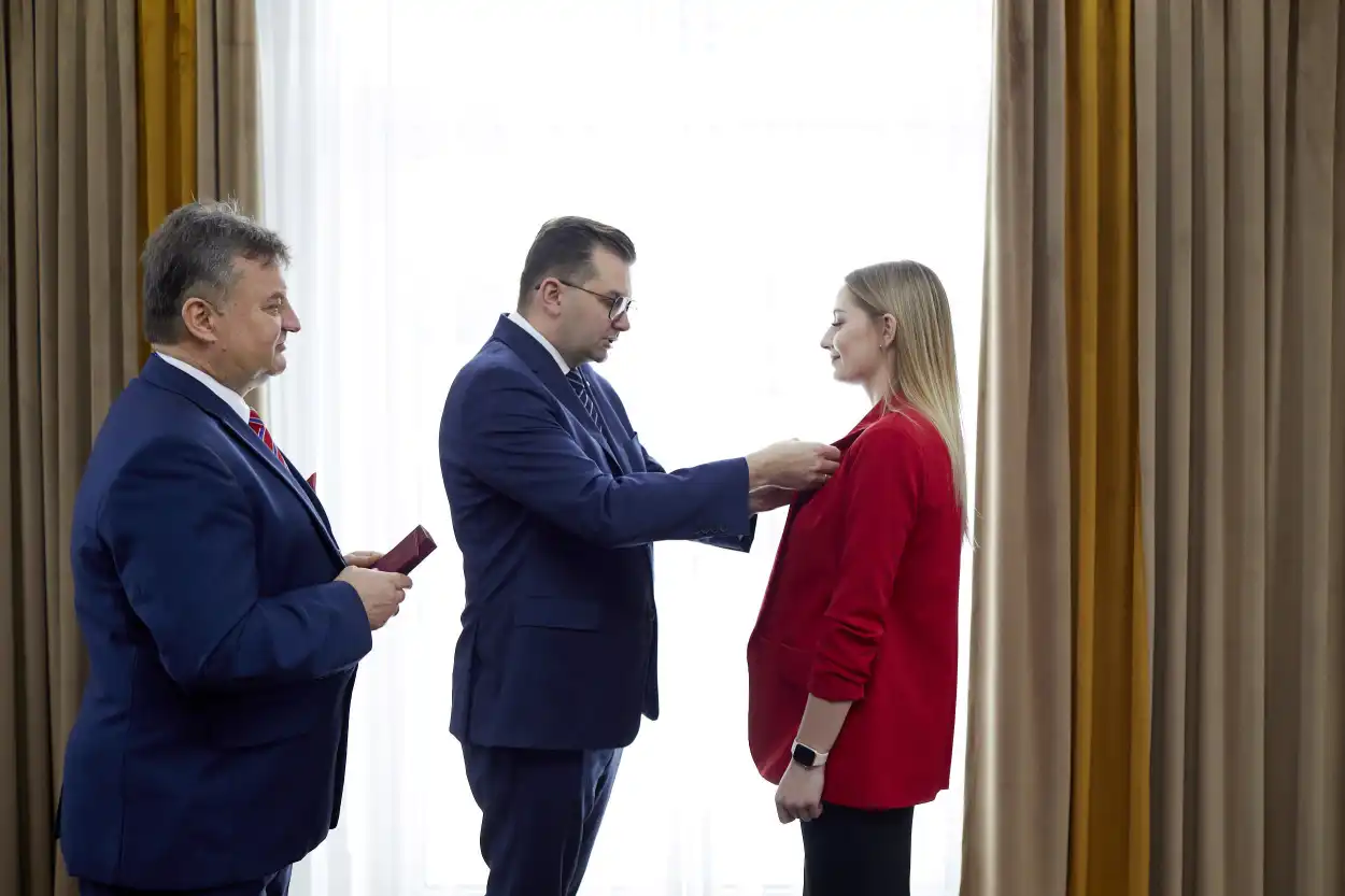 Wojewoda Małopolski wręczył odznaczenia państwowe za zasługi na rzecz ochrony i bezpieczeństwa zdrowia publicznego