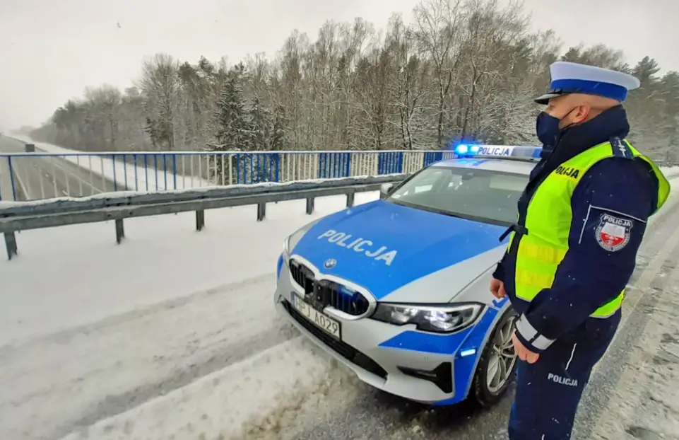 Na drogach panują trudne warunki. Policjanci apelują o rozwagę i ostrożność