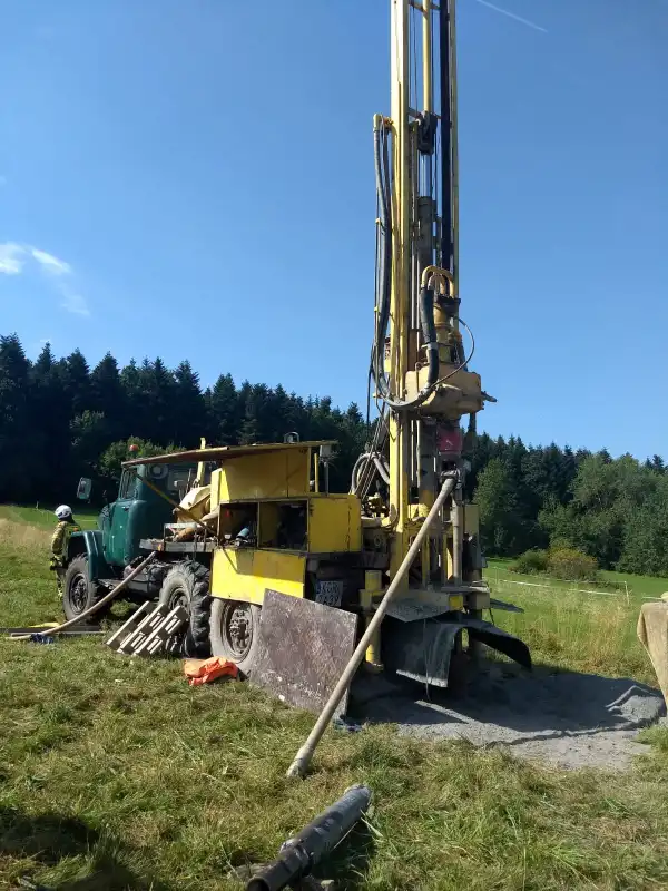 Wypadek przy wierceniu studni głębinowej w Grybowie. W akcji śmigłowiec LPR