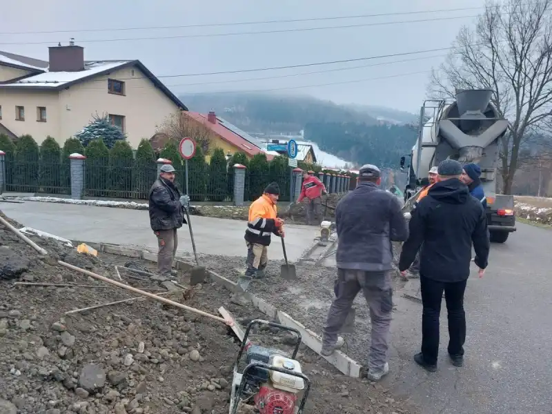 Nawierzchnia drogi Mogilskie Cisy gotowa
