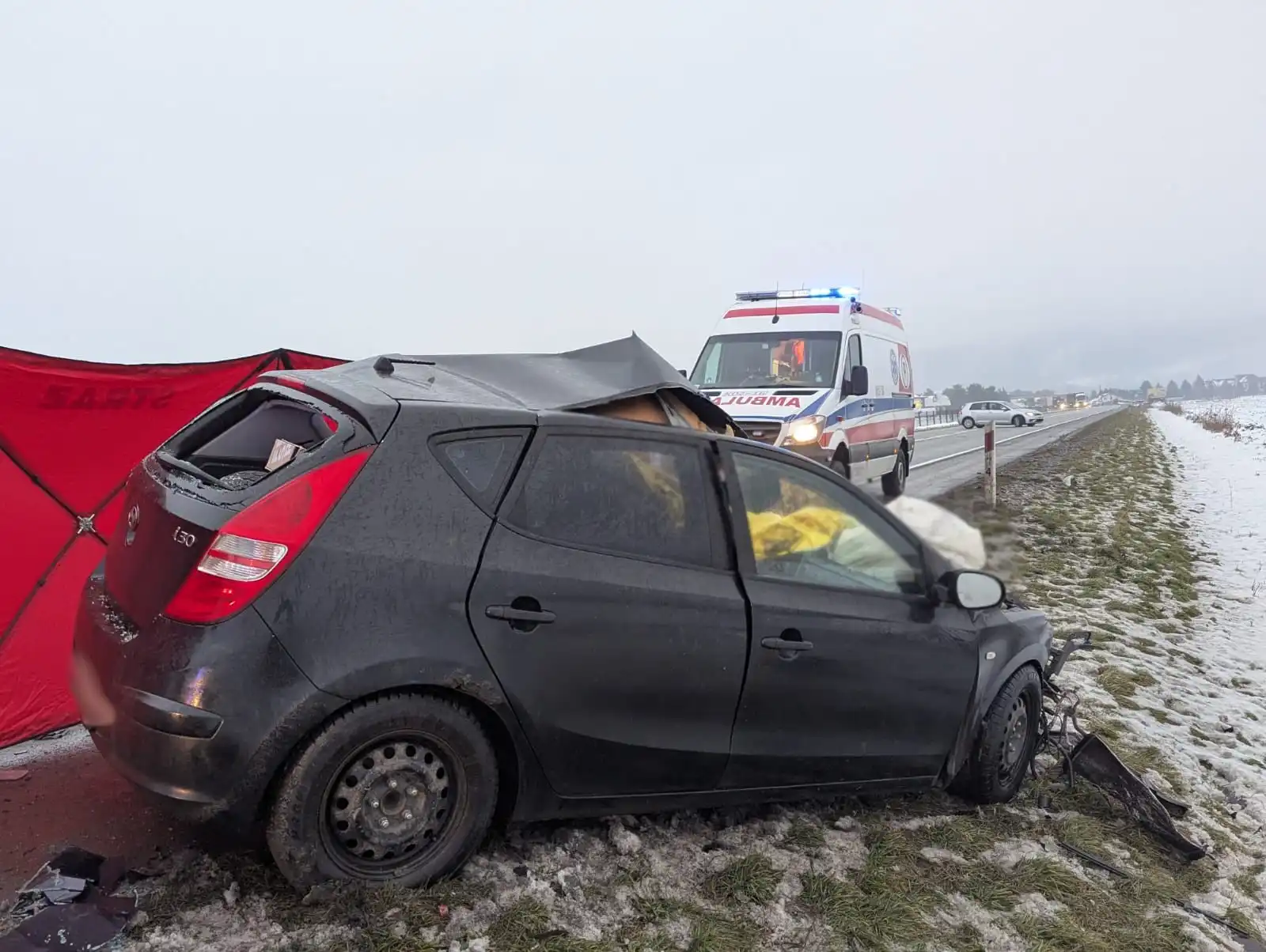 Tragiczny wypadek na DK75 w Łososinie Dolnej. Nie żyje kierowca osobówki