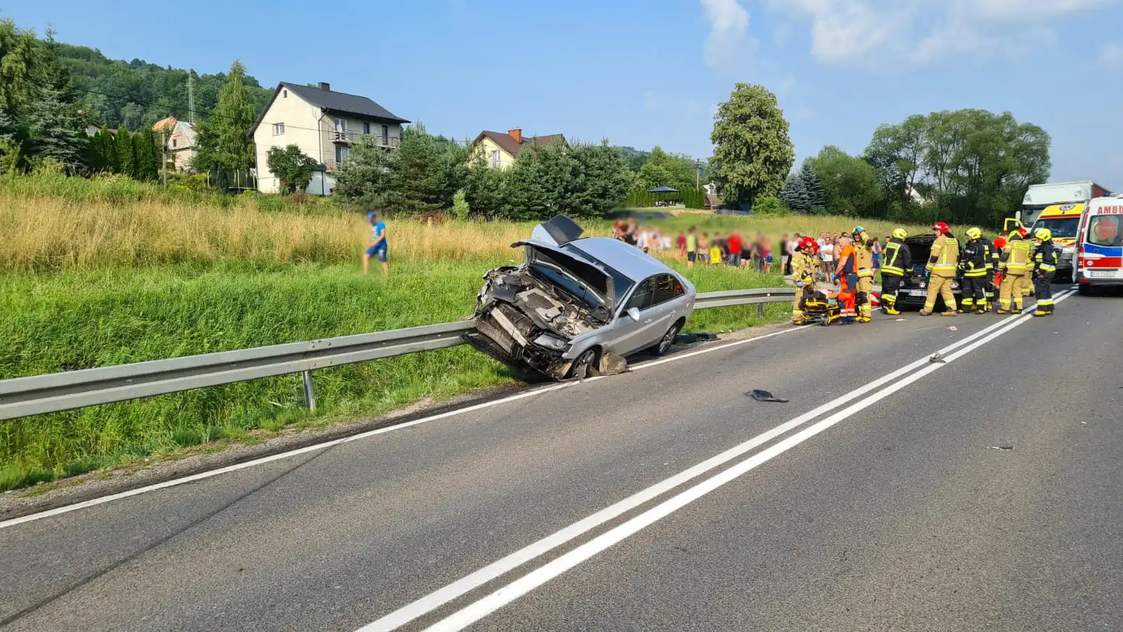 Dramatyczny wypadek w Paszynie. Zderzyły się trzy osobówki. Lądował śmigłowiec LPR