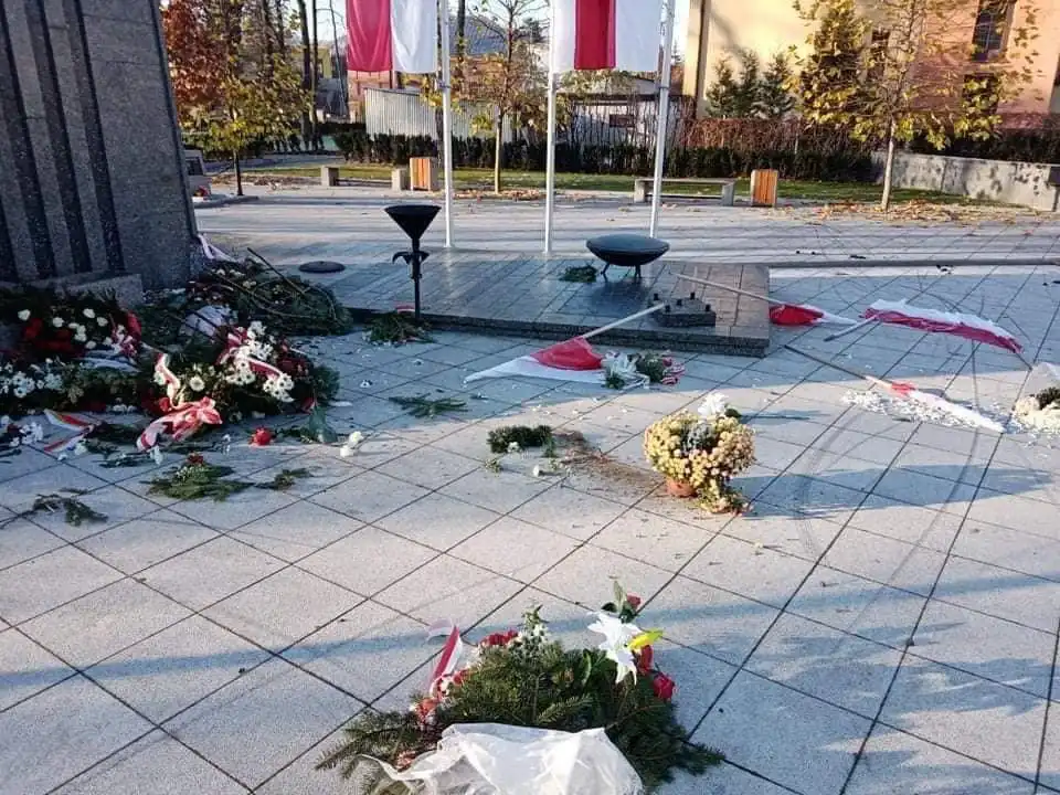 Pomnik Pamięci w grybowskim Parku Miejskim zdewastowany