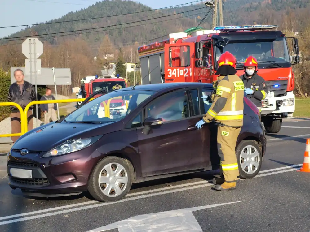 Wypadek w Paszynie. Na DK 28 zderzyły się dwa samochody