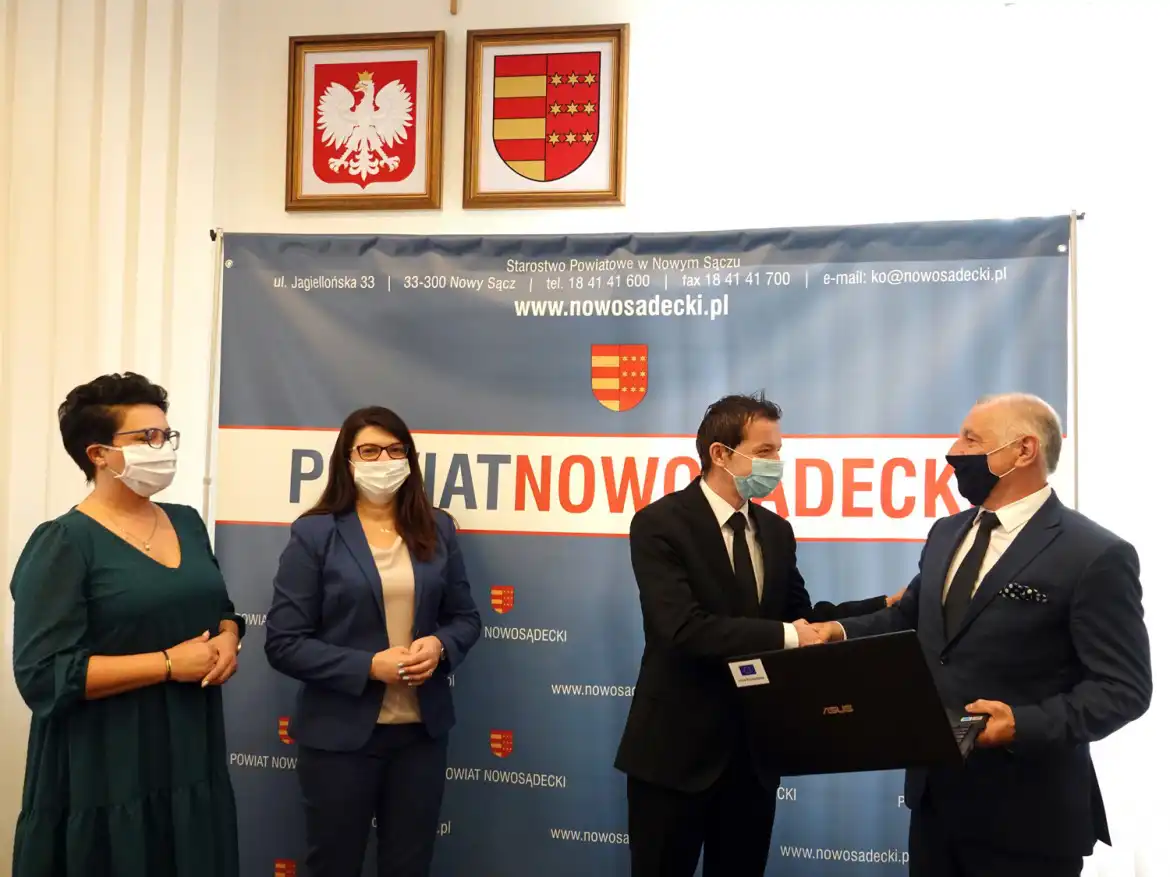Komputery od starostwa trafiły do uczniów szkół powiatowych