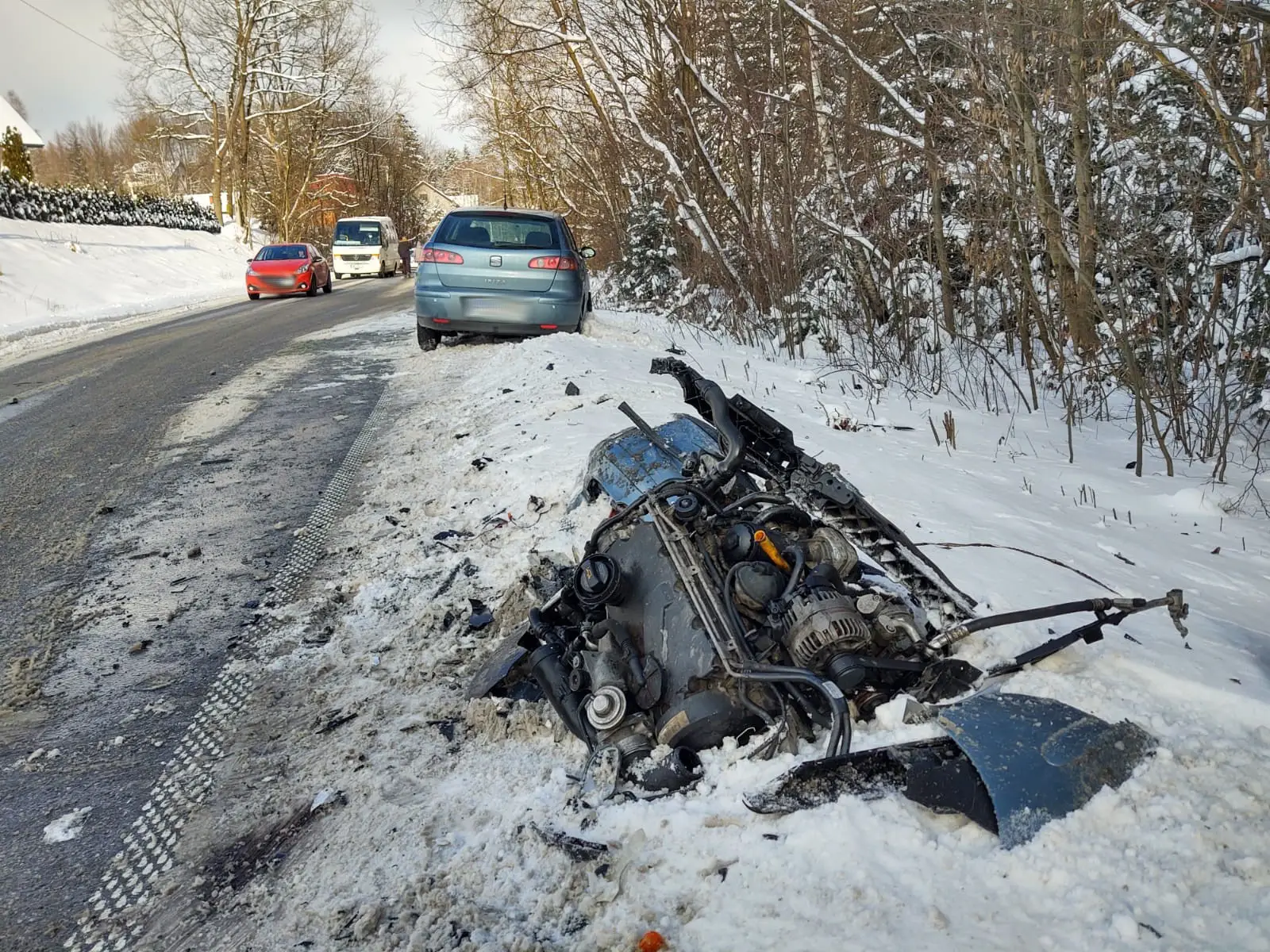 Kraksa w Naściszowej. Z jednego z pojazdów wyrwało silnik