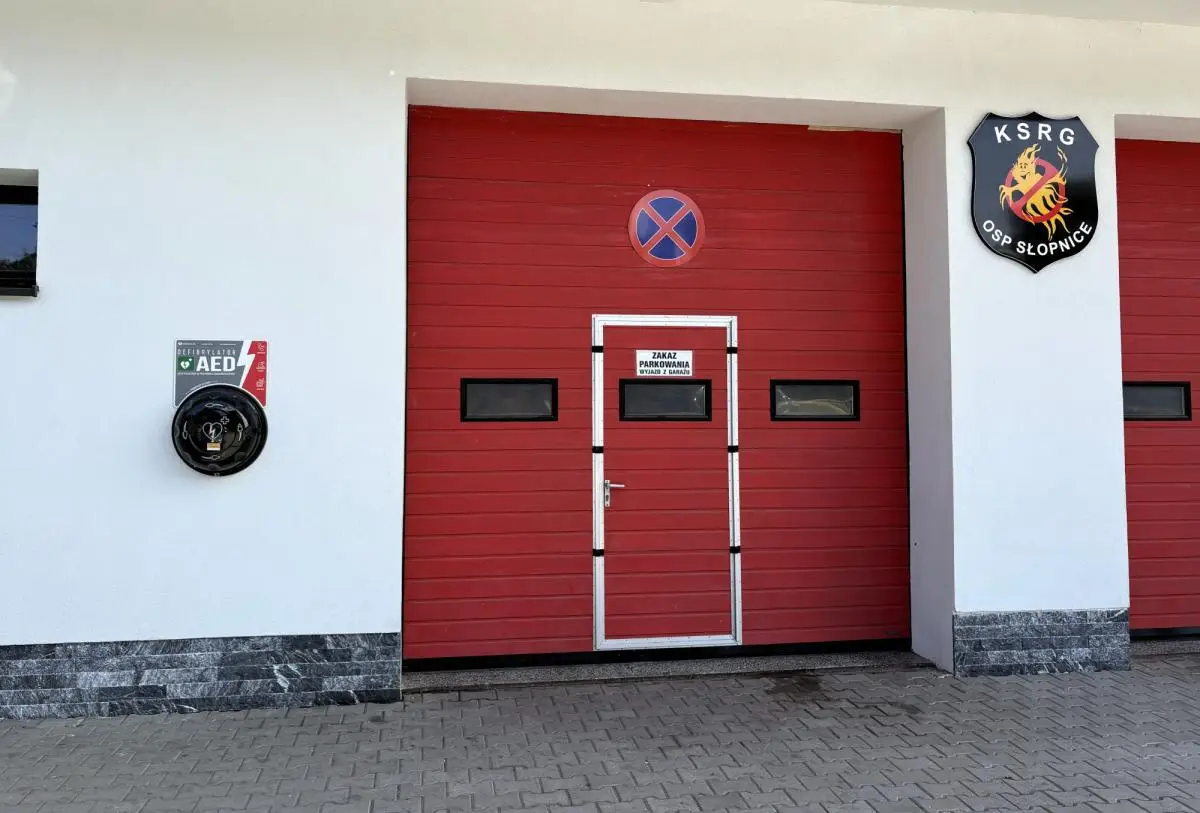 Każdy może z nich skorzystać. W gminie Słopnice pojawiły się defibrylatory AED