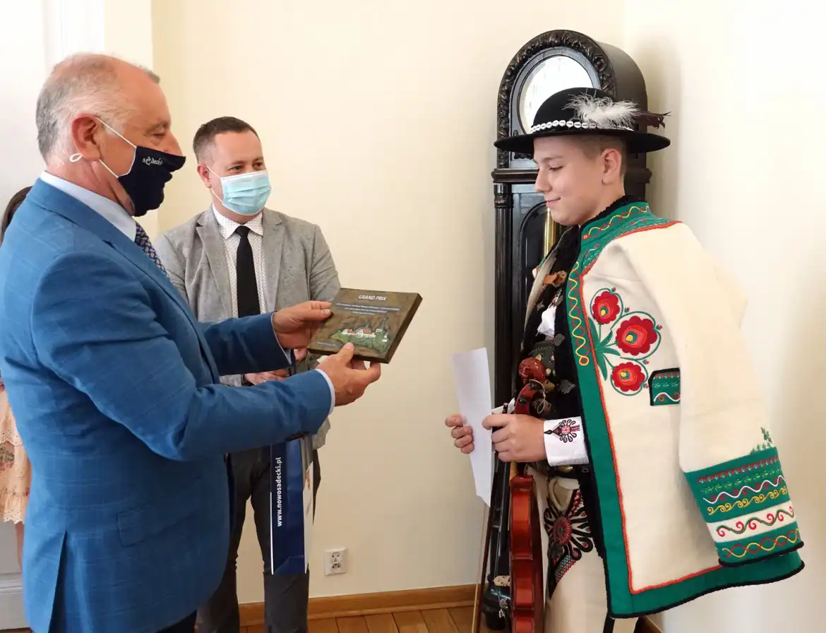 Zdobywcy GRAND PRIX XXVI Powiatowego Konkursu Młodych Muzyków – Instrumentalistów nagrodzeni