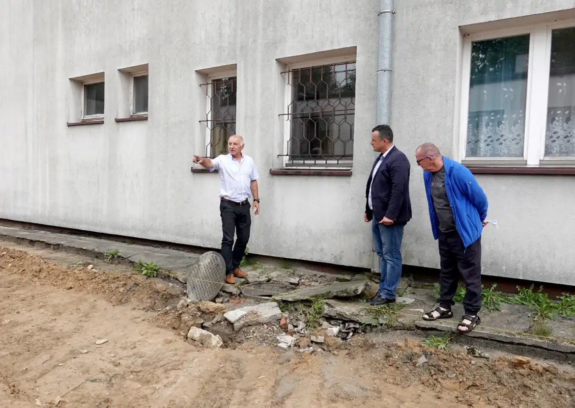 Trwają prace przy budowie bieżni, skoczni w dal i rzutni do pchnięcia kulą przy ZSP w Nawojowej