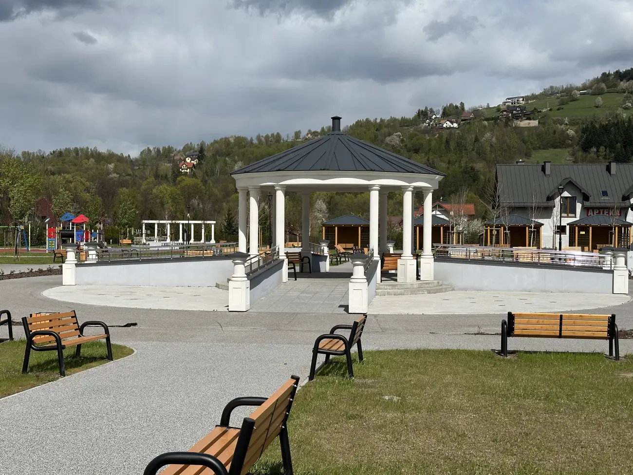 Zielona przestrzeń, nowoczesny plac zabaw i miejsce integracji. Nowa atrakcja w Nawojowej oficjalnie otwarta
