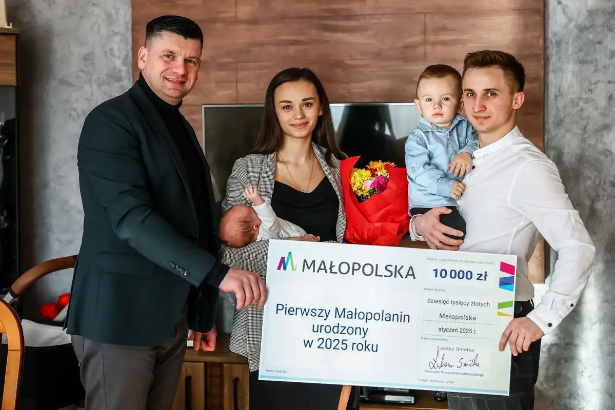 Marszałek Łukasz Smółka z wizytą u pierwszego urodzonego w 2025 roku Małopolanina w miejscowości Wysokie