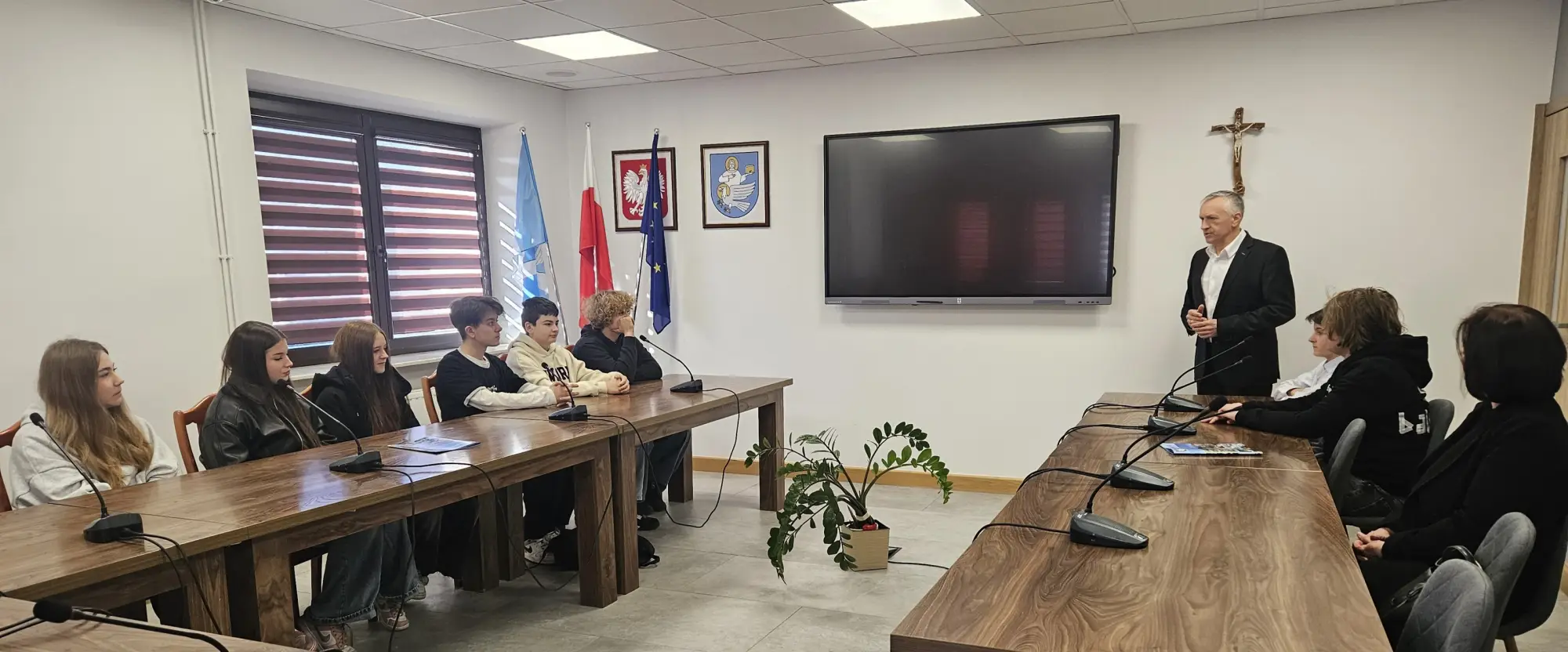 Lekcja samorządu w praktyce. Uczniowie odwiedzili urząd gminy Łącko