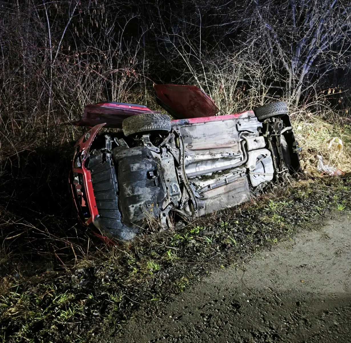 Wypadek w Skrzydlnej. Auto dachowało, dwie osoby w szpitalu