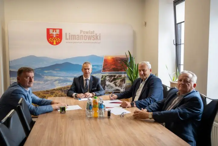Jest umowa na dużą inwestycję w Kasinie Wielkiej. Powstanie chodnik i nowe oświetlenie