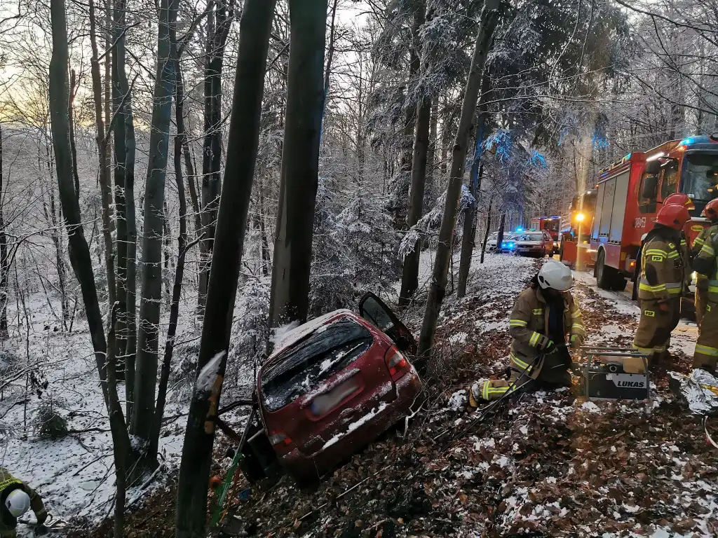 Wypadek w Łęce. Kierowca był zakleszczony w pojeździe
