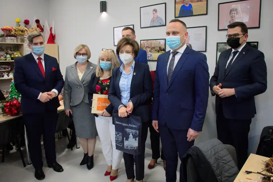 Minister rodziny i polityki społecznej Marlena Maląg z wizytą w Klubie Seniora Plus w Łużnej