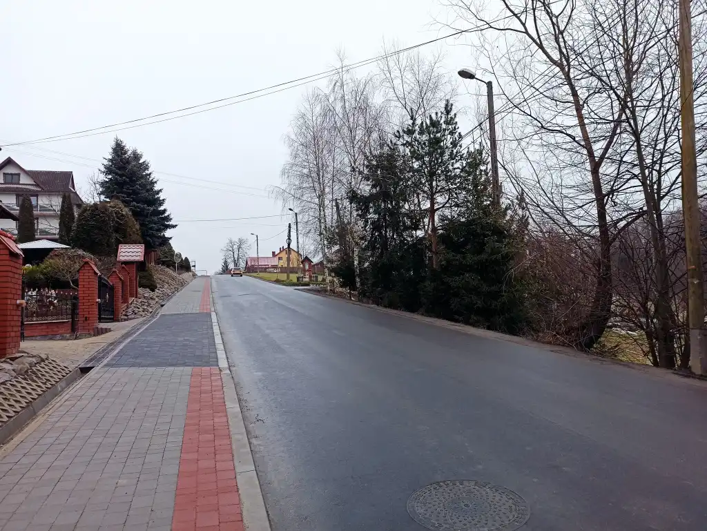 Nowy chodnik w Łazach Biegonickich. Koniec z niebezpiecznymi poboczami