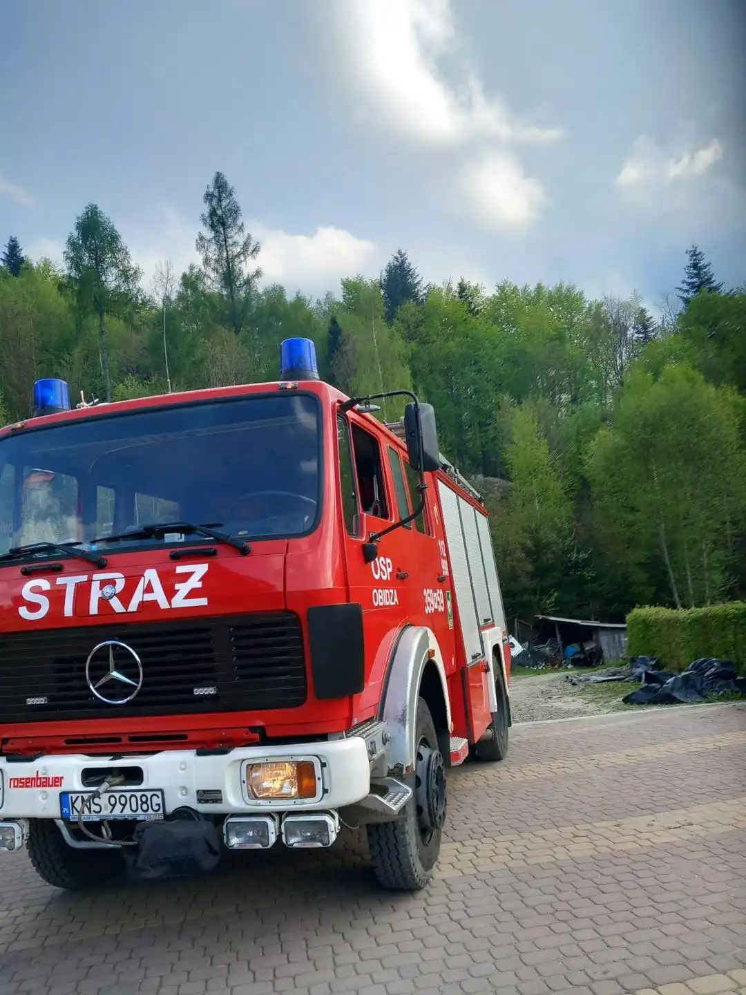 Obidza. Strażacy walczyli z pożarem sadzy w kominie