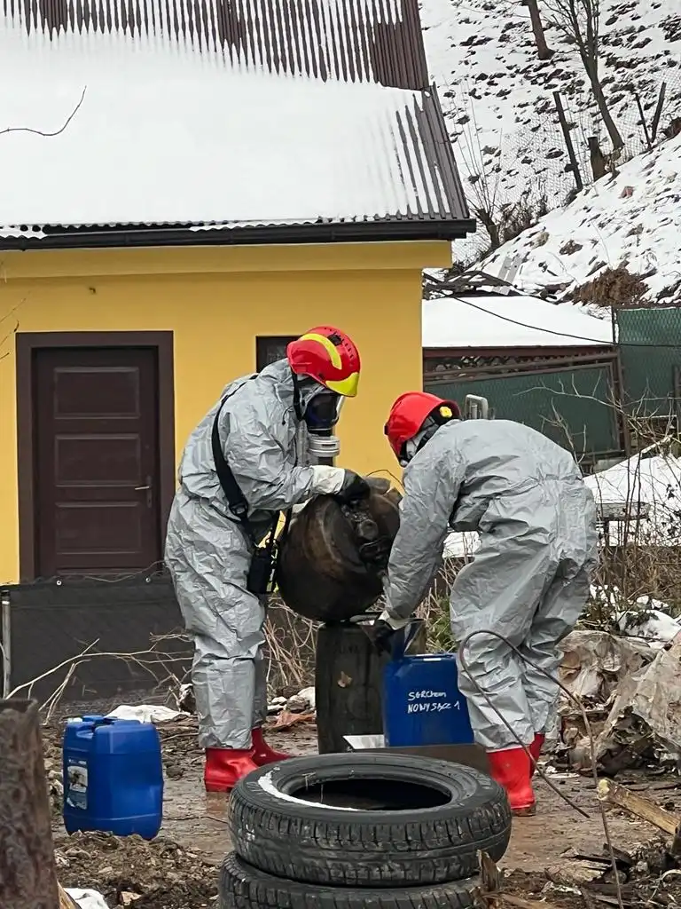 Rytro: Podczas rozbiórki budynku gospodarczego znaleziono cztery beczki z nieznaną substancją chemiczną