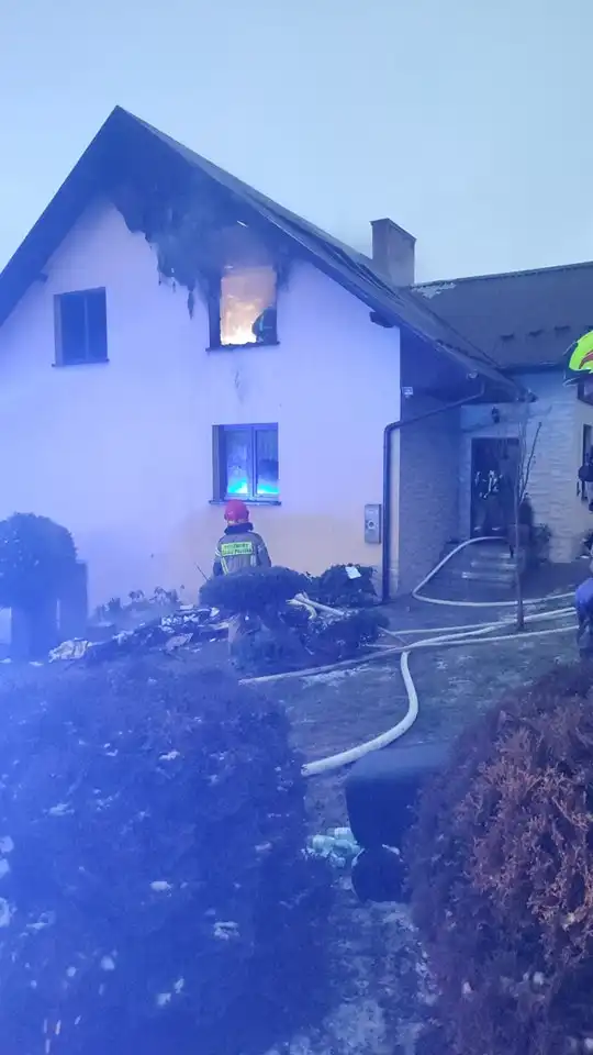 Pożar budynku mieszkalnego w Żeleźnikowej Małej. Dwie osoby poszkodowane