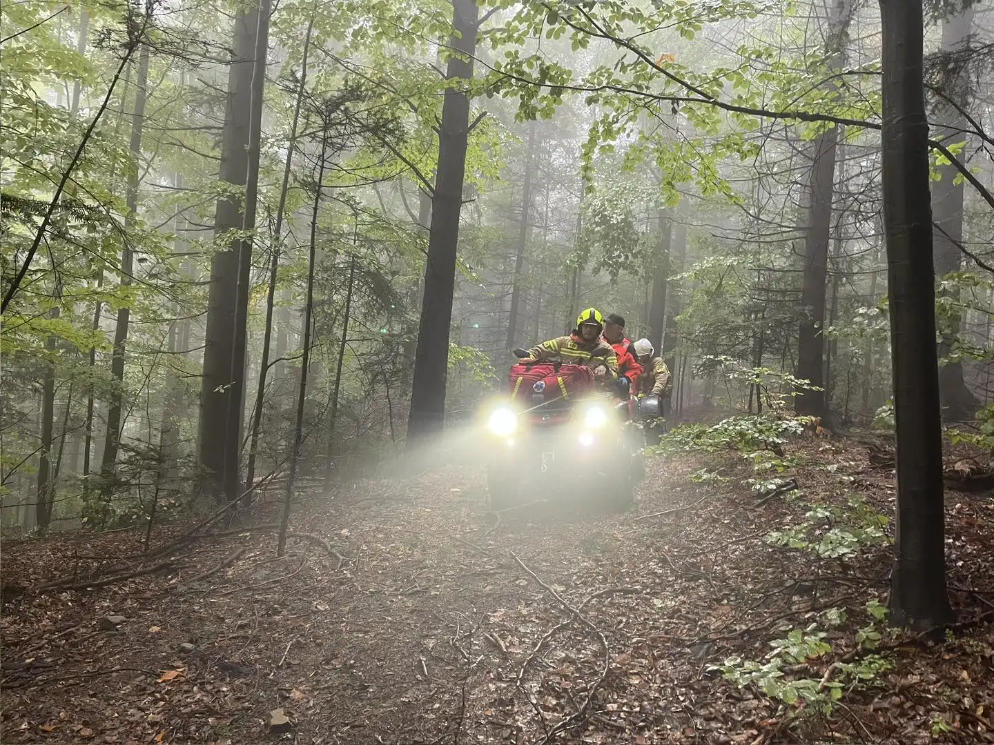 Ratunek na trudnym terenie. Strażacy z OSP Obidza i ZRM na quadzie w akcji ratunkowej