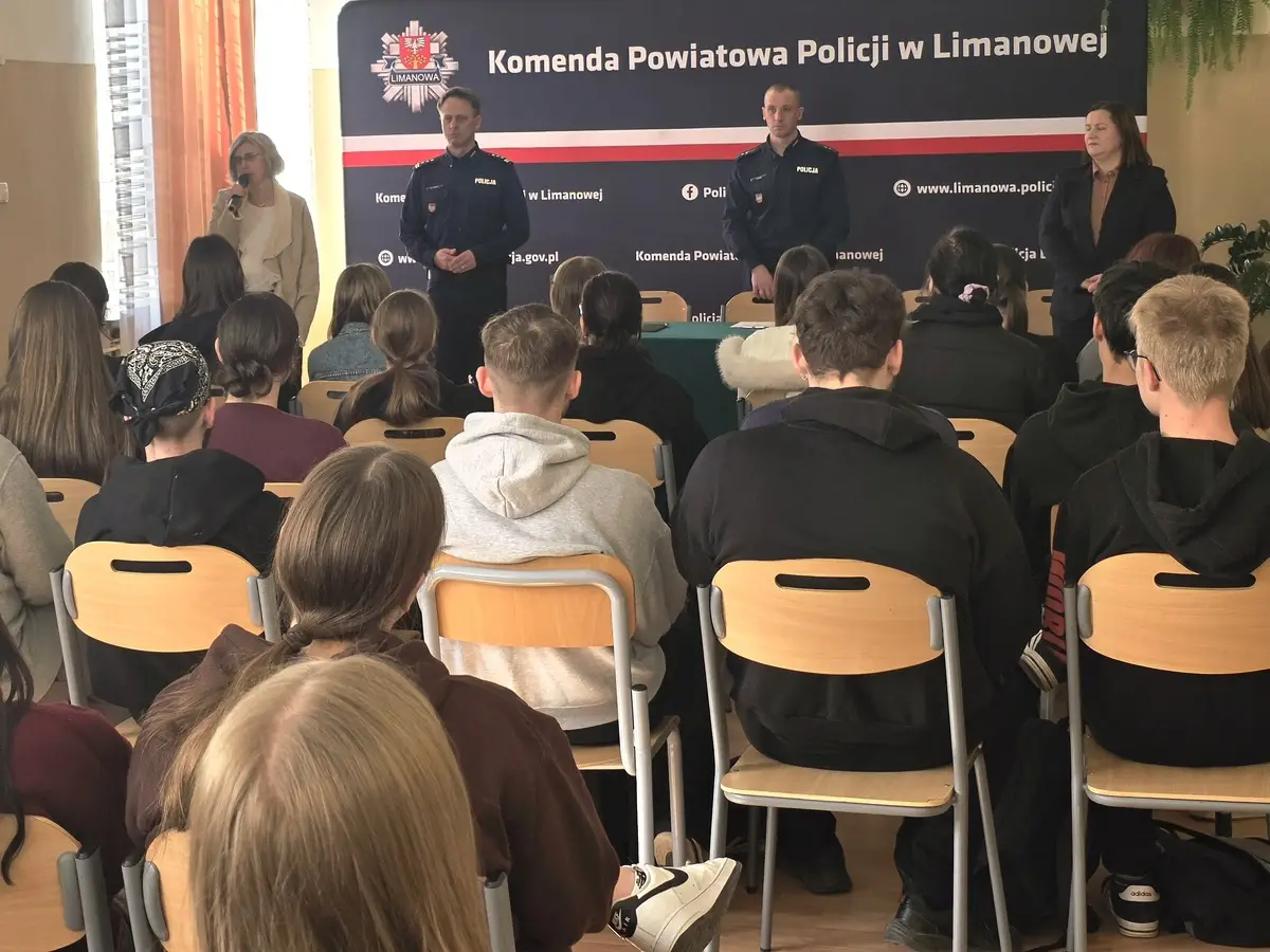 Policja z wizytą w szkole w Tymbarku. Uczniowie poznali kulisy służby
