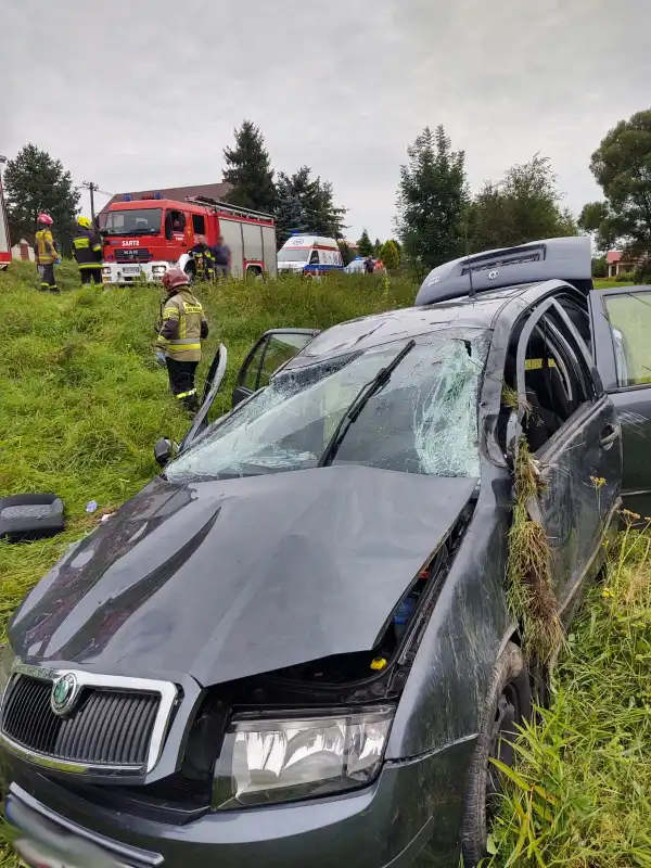 Wypadek w Trzycierzu. Osobówka wypadła z drogi i dachowała. Jedna osoba trafiła do szpitala