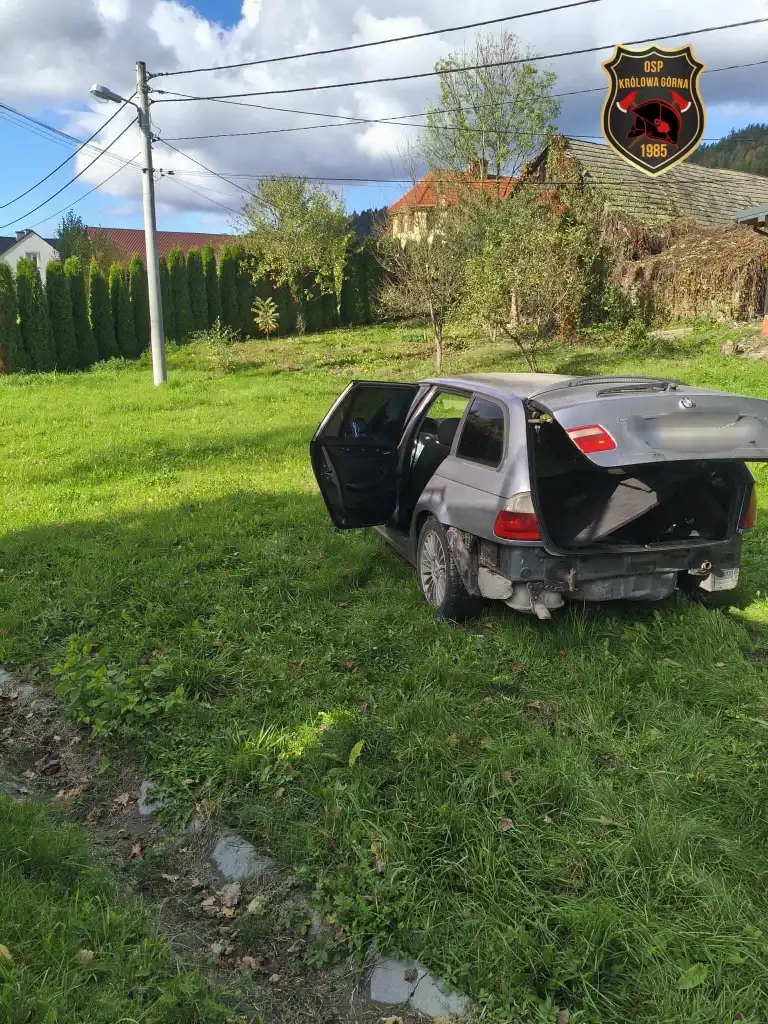 Kolizja w Królowej Górnej: BMW wpadło w poślizg i uderzyło w drugi samochód