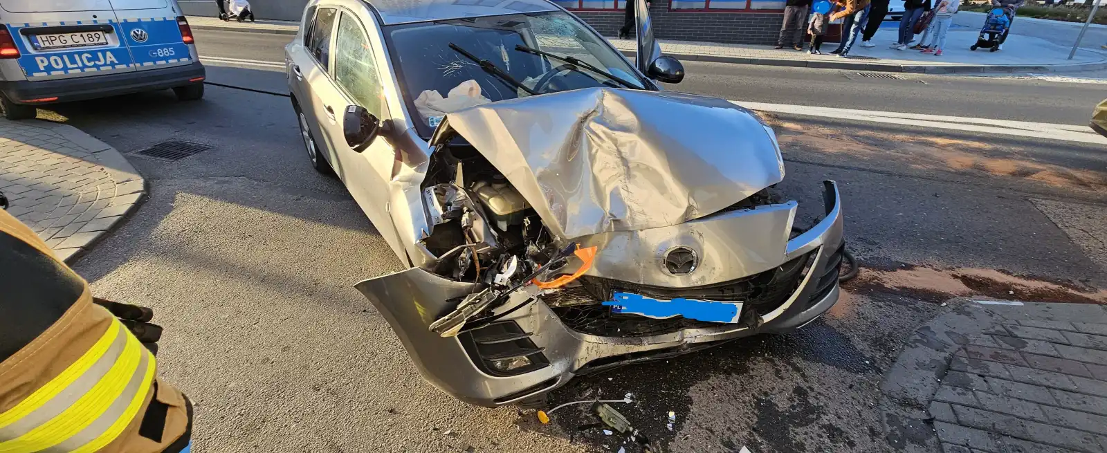 Wypadek na ul. Węgierskiej w Bobowej. Samochód uderzył w budynek