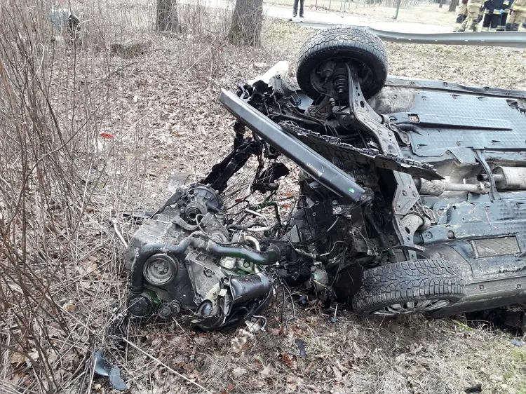 Wypadek w Starym Sączu: Na ul. Piaski dachował Seat. Kierowca trafił do szpitala