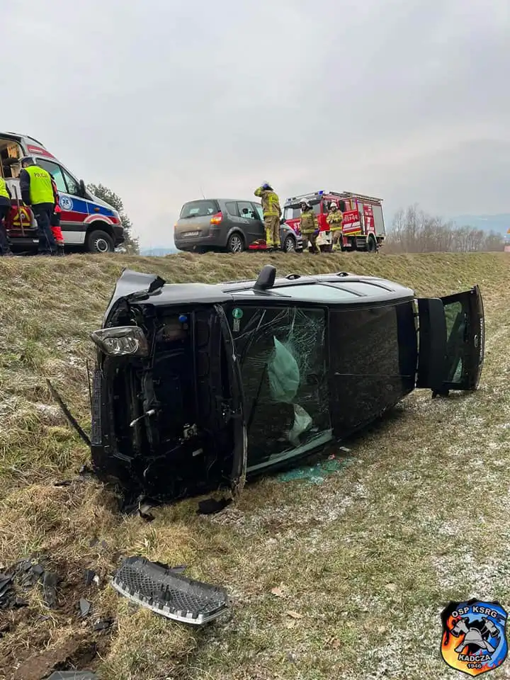 Wypadek w Kadczy. Samochód wypadł z jezdni i "wylądował" w szczerym polu